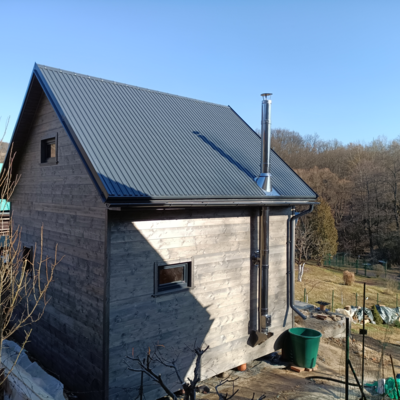 V stredu, 5 marca 25 sme odovzdali majiteľom novučičkú chatu. Realizácia na betonových pätkách, chata je s externým komínom a miesto podkrovia sa majitelia rozhodli pre loft.